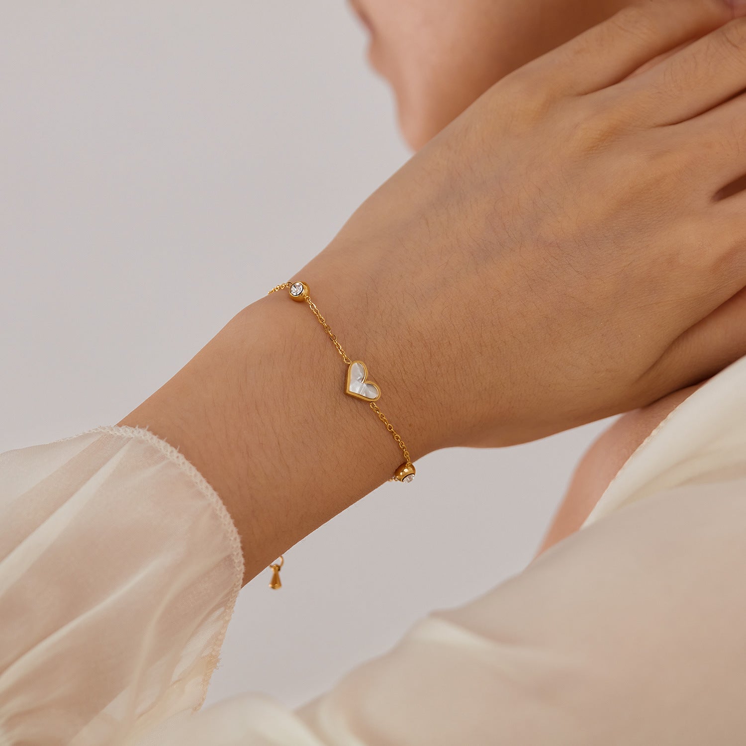 Bracciale Cuore in Titanio e Madreperla – Stile Elegante